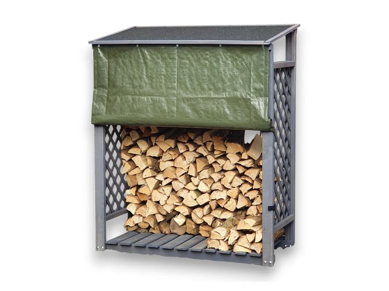 Holzlagerregal mit grüner Plane, gefüllt mit gehacktem Brennholz.