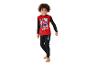 Ein Junge trägt einen roten Spiderman-Pyjama mit schwarzen Hosen.