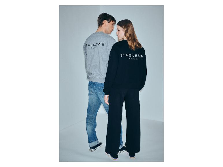 Mann und Frau in grauen und schwarzen Sweatshirts mit Text 