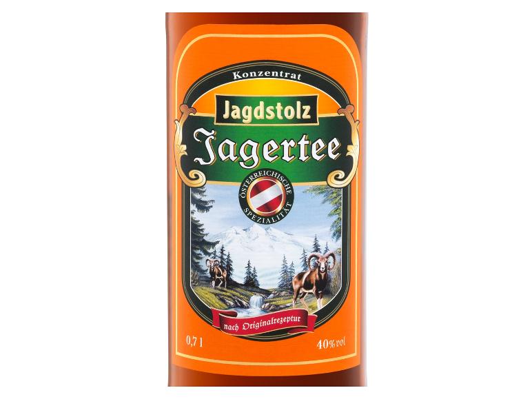 Flasche Jagdstolz Jagertee, ein alkoholisches Teekonzentrat, mit Gebirgsetikett.
