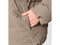 Nahaufnahme einer Frauenhand in der Tasche einer braunen Winterjacke.