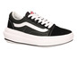 Schwarze Vans Old Skool Sneaker mit dicker weißer Sohle.