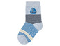 Blaue Socken mit einem Boot und Streifen.