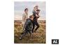 Mann in einer ESMARA MEN Herren-Lightweight-Jacke beim Spaziergang mit der Familie. [KI-generiertes Bild]