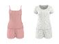 Damen-Pyjama-Sets: eines einfarbig rosa und eines weiß mit Blumenmuster.