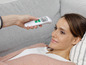 Eine Frau wird mit einem medisana Thermometer gemessen.