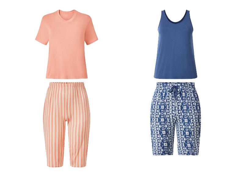 Zwei Pyjama-Sets: ein pfirsichfarbenes T-Shirt mit gestreiften Hosen und ein blaues Tanktop mit gemusterten Hosen.