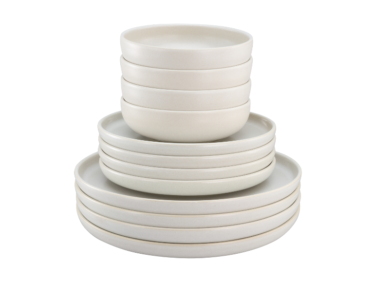 Keramikservice: Stapel von Tellern und Schalen.