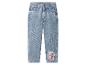 Hellblaue Mädchen-Jeans mit einem Welpen-Patch und dem Spruch „WE'VE GOT DINOS TO SAVE!“.