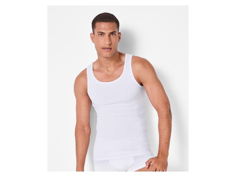 Mann in weißem Unterhemd und Slip