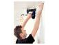 Mann installiert Deckenleiste mit LIVARNO® PB131 Druckluftnagler
