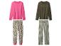 Zwei Sets Damenpyjamas: eines pinkfarben mit Leopardenmusterhose, eines olivgrün mit gestreifter Hose.