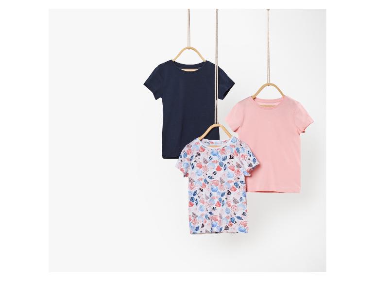 Drei Kinder-T-Shirts: ein dunkelblaues, ein hellrosa und eines mit Muschelprint.