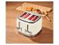 Cremefarbener Toaster mit glühenden Schlitzen, Toast, Marmelade und Messer auf Holzbrett.
