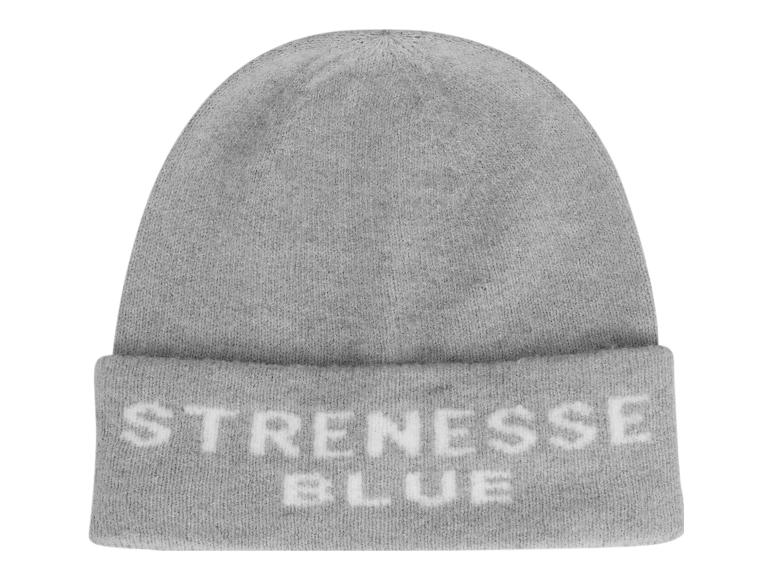 Graue Mütze mit dem Schriftzug „STRENESSE BLUE“.