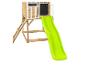Holzspielhaus mit grüner Rutsche und Leiter auf weißem Hintergrund.