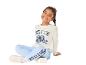 Lächelndes Mädchen in Sweatshirt und Jogginghose mit Cartoon-Charakter-Print