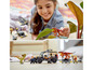 Ein Kind spielt mit LEGO Jurassic World Dinosauriern und Fahrzeugen.