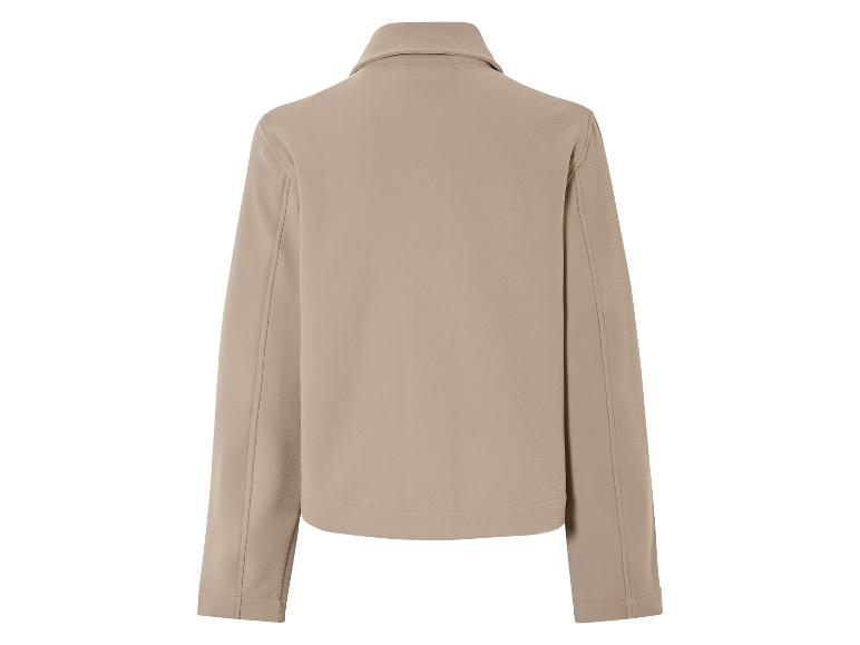 Beige Jacke mit langen Ärmeln.