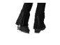 Rückansicht des unteren Teils einer schwarzen Skihose mit Skischuhen