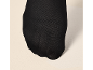 Nahaufnahme eines Fußes in einer schwarzen Strumpfhose, die die Stoffstruktur zeigt.