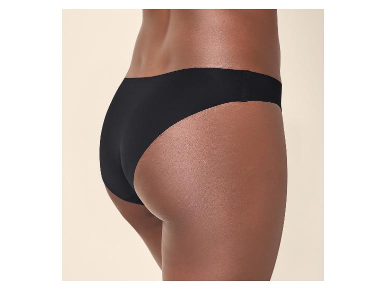 Frau in schwarzem High-Cut-Slip, Rückansicht.