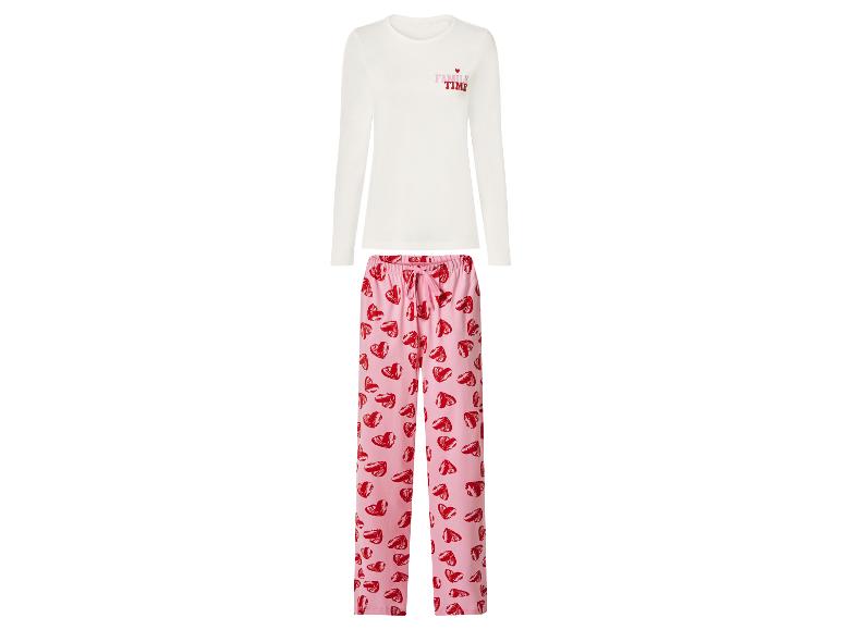 Weißes Pyjama-Oberteil mit „FAMILY TIME“-Aufschrift und rosa Pyjama-Hose mit Herzmuster.