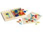 Holzpuzzle-Spiel mit bunten geometrischen Formen, inklusive Blumen- und Schmetterlingsdesign.