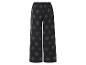 Schwarze weite Hose mit Blattmuster.
