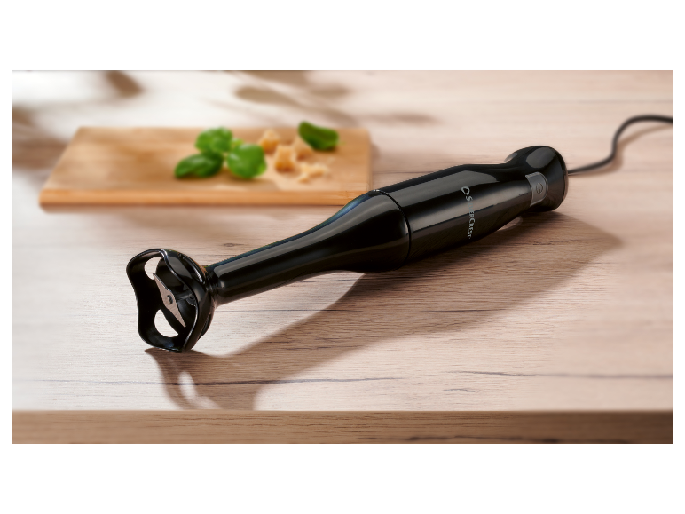 SilverCrest Stabmixer auf einem Holztisch.