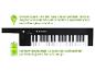 Ein schwarzes Keyboard mit weißen und schwarzen Tasten, das energiesparende Funktionen und einen eingebauten Akku hervorhebt.