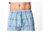 Herren-Pyjamahose in blauem Karomuster mit sichtbarem Bauch.