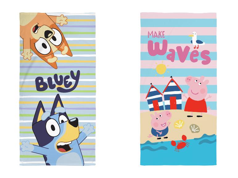 Zwei Strandtücher mit Zeichentrickfiguren und Meeresmotiven.