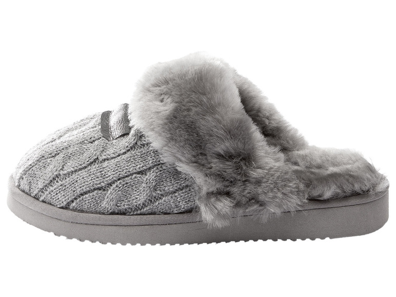 Graue Hausschuhe mit Strickmuster und Kunstfell.