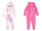Zwei Fleece-Onesies für Kinder, einer mit einem Regenbogen und der andere mit einem Tie-Dye-Muster.