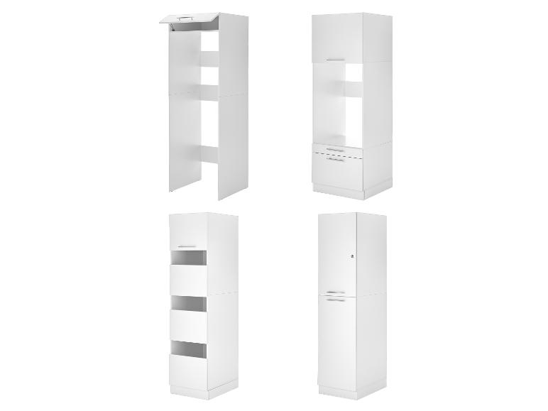 Vier weiße Küchenschränke mit verschiedenen Konfigurationen, einschließlich offener Regale und Schubladen.