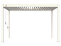 Weiße Pergola mit manuellem Lamellen-Betrieb.