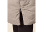 Detail einer grauen Steppjacke mit offenem Seitenreißverschluss.