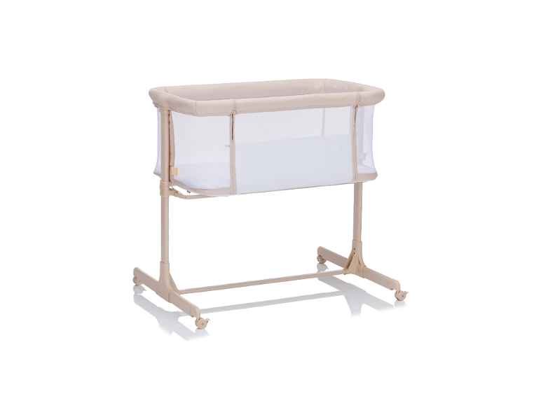 Beiges Baby-Beistellbett mit Netzseiten und Rollen auf weißem Hintergrund.