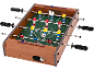 Kompakter Tischkicker aus Holz mit roten und gelben Spielern.