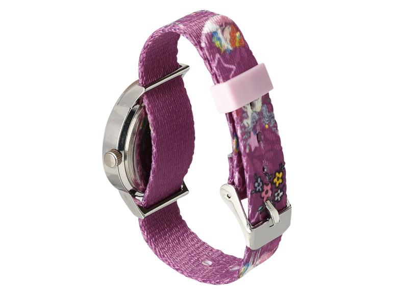Kinderuhr mit lila Armband und Blumenmuster.