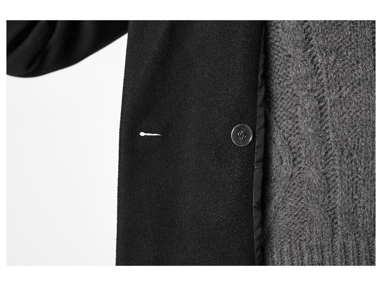 Ein schwarzer Wollmantel und ein grauer Strickpullover.