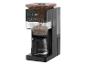 Schwarze Kaffeemaschine mit Kaffeebohnen und gemahlenem Kaffee, Digitalanzeige mit Uhrzeit 8:30.