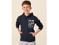 Junge in einem marineblauen Hoodie mit 'NEW YORK no noise Book Club EST. 1995' Aufdruck.