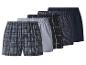 Fünf Herren-Boxershorts in verschiedenen Mustern: kariert, kleinkariert und unifarben.