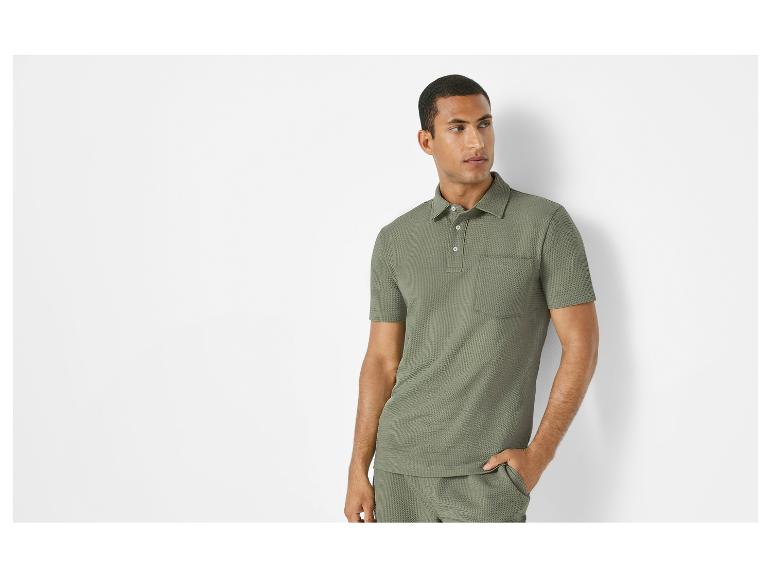 Olivengrünes Poloshirt und passende Shorts.