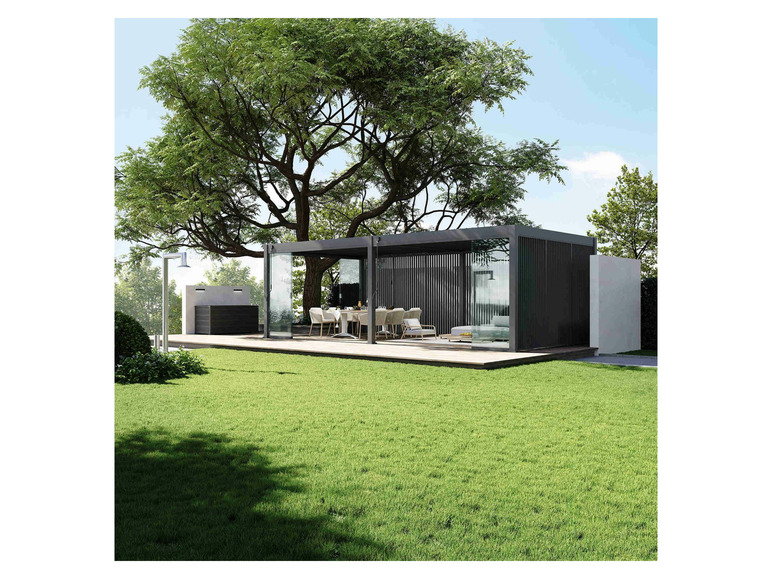 Eine moderne Pergola mit Glasschiebetüren in einem Garten.