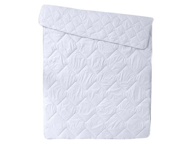 Weiße Bettdecke mit rautenförmigem Steppmuster