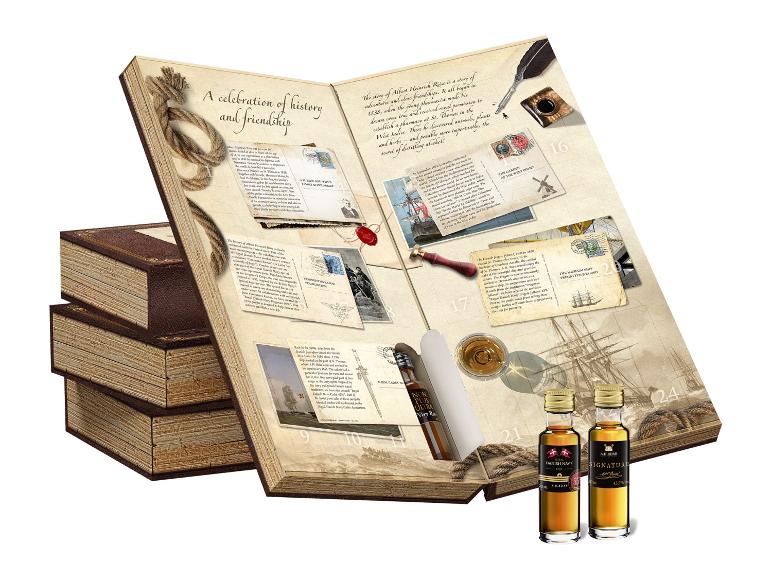 Offenes Buch mit historischen Texten und Illustrationen, mit zwei kleinen A.H. Riise Rumflaschen.