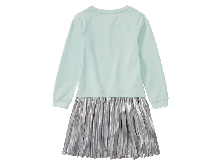 Ein hellblaues Kleid mit langen Ärmeln und einem silbernen Plisseerock.